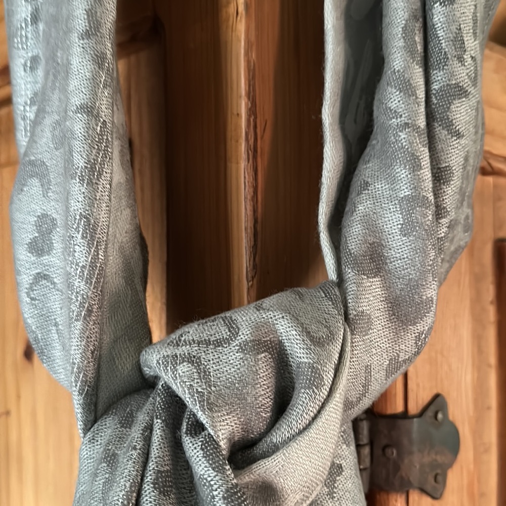 Beautiful Scarf - Picture 3 of 4
